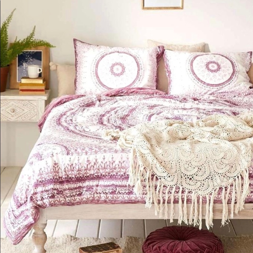 Urban outfitters plum and bow medallion comforter